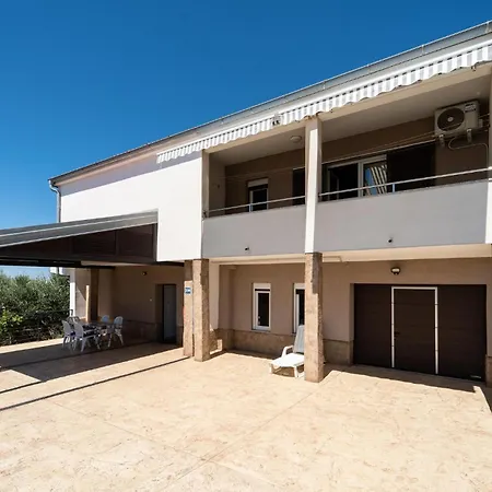 2 Bedroom Lovely In Appartamento