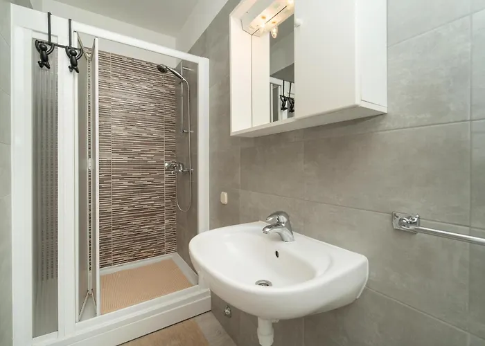 2 Bedroom Lovely In Lägenhet Rtina