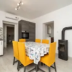 Apartament 2 Bedroom Lovely In Rtina