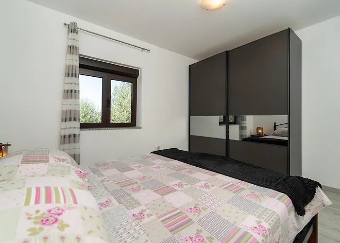 Апартаменты 2 Bedroom Lovely In