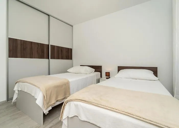2 Bedroom Lovely In *